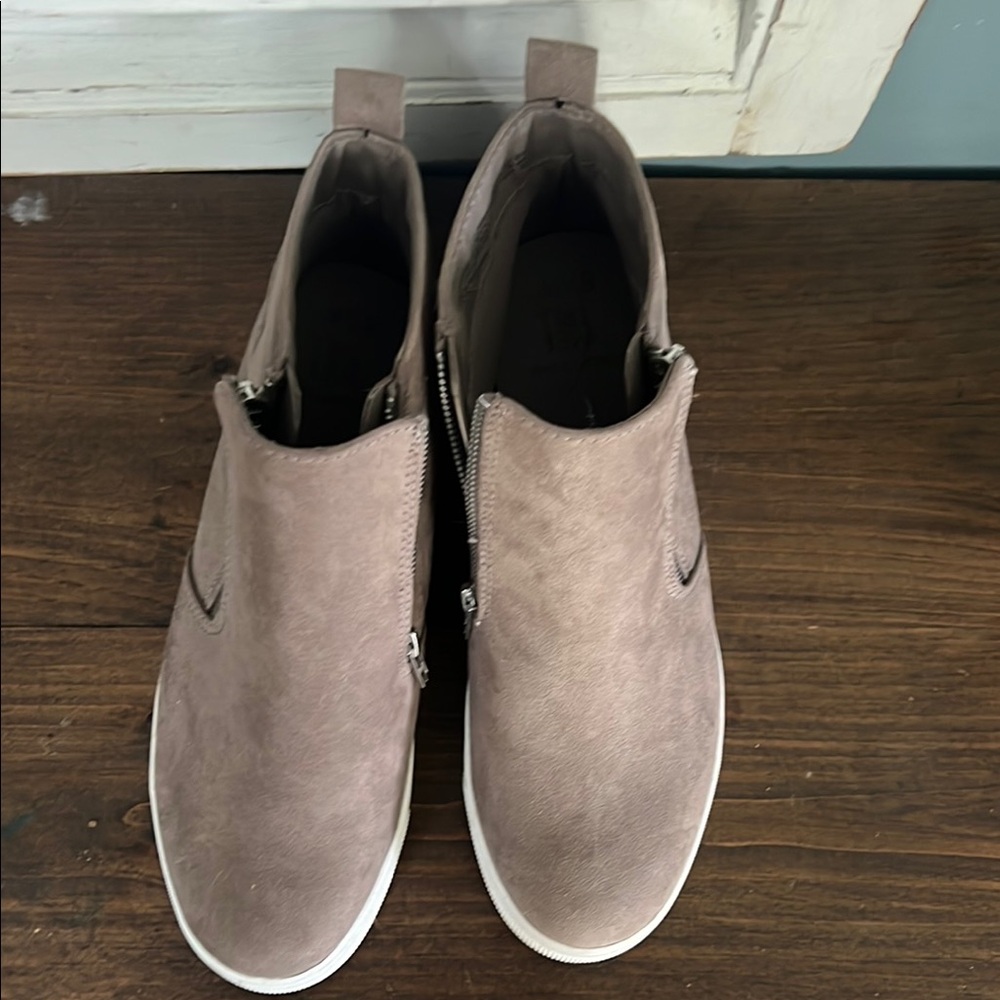 Time and Tru Women's Heeled Boots - Taupe